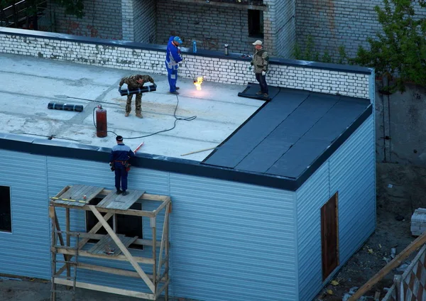 05 13 2019 Rusya, Bryansk. İşçiler binanın çatısını kapatıyor.