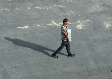 06 05 2019 Rusya, Bryansk. Bir adam evin yapımında mason asistanı olarak çalışıyor..