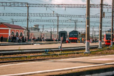 20.06.2019 Bryansk. Rusya. Tren istasyonunda yolcuların uçağa binilmesi ve inme.