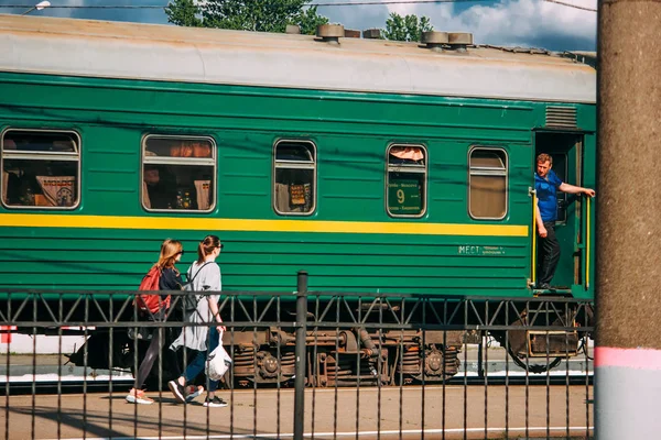 20.06.2019 Bryansk. Russia. Girls go to land in the train car. — Stock Photo, Image