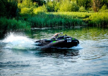 06 28 2019 Rusya, Byansk. Jet ski pilotu başlıyor.