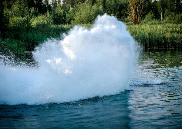 Jet ski dönüşünde su spreyi.