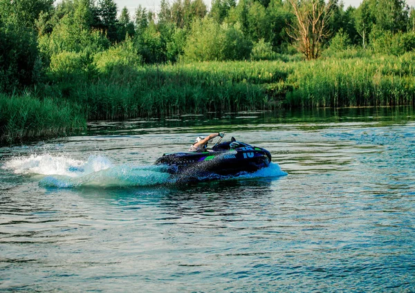 06 28 2019 Rosja, Byansk. Pilot na Jet Ski wchodzi w zakręcie. — Zdjęcie stockowe