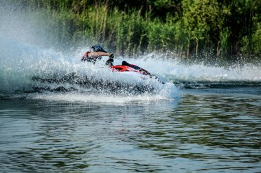 Dalga ve jet ski altından uçan sprey bir sürü.