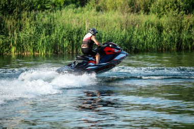 06 28 2019 Rusya, Bryansk. Keskin ve güçlü bir başlangıç jet ski burun kaldırdı.