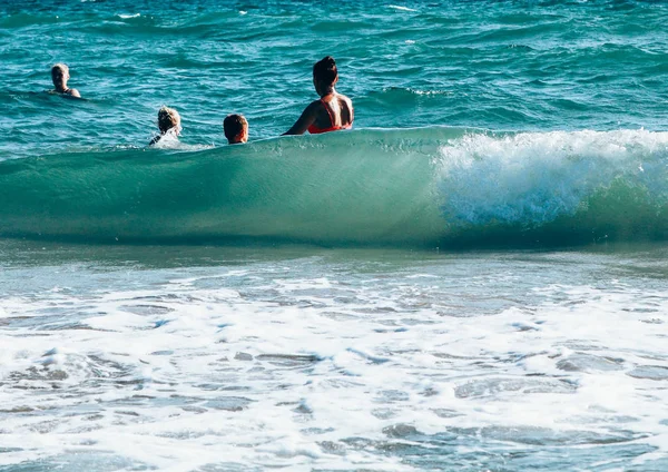 Шторм в море. Большая волна покрывает мать и детей . — стоковое фото