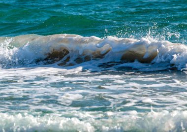 Denizde fırtına. Köpük ve sprey büyük plan dalgalardan.