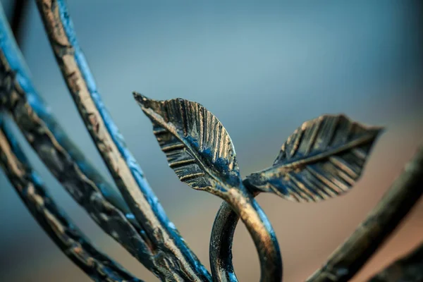 Blad av ett träd, vackert smidda av metall. — Stockfoto