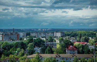 Yüksek bir binanın penceresinden sabah manzarası.
