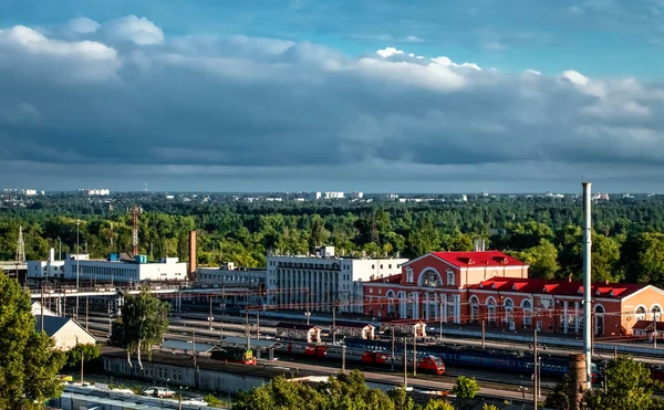 09 25 2019 Rusia, Bryansk. Vista de la mañana desde la ventana de una estación de la ciudad de edificio de varios pisos . — Foto de Stock