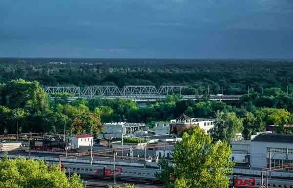 25.09.2019 Rusia, Bryansk. Vista desde la ventana de un edificio de varios pisos en la estación de la ciudad y el puente . — Foto de Stock