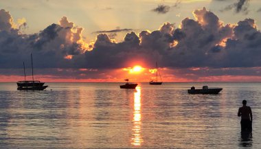 Sunset Beach tekneler ve adam silüeti