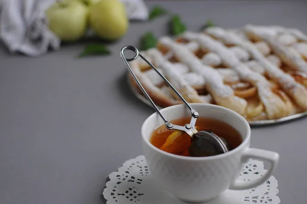 Torta Mele Con Asciugamano Bianco Sfondo Grigio Dolce Torta Fatta — Foto Stock