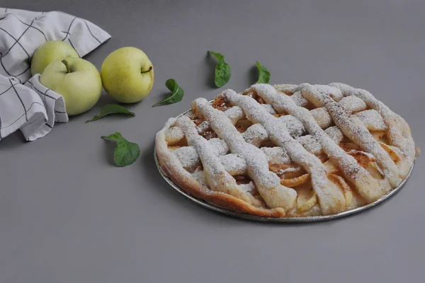 Torta Mele Con Asciugamano Bianco Sfondo Grigio Dolce Torta Fatta — Foto Stock