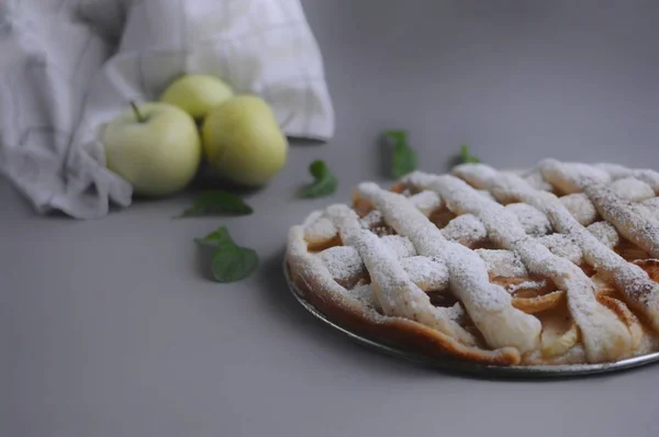 Tarta Manzana Con Toalla Blanca Sobre Fondo Gris Postre Tarta —  Fotos de Stock