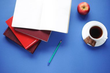 Şeyler çalışma. Eğitim arka plan. İleti örneği. Eğitim yönleri. Beyin gıda. Kalem, açılan defter, kitap, bir elma, kahve ve çikolata masada.