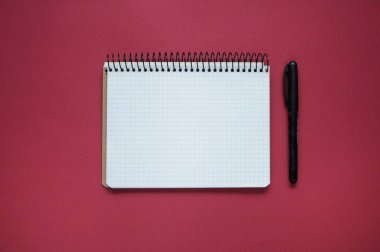 Şeyler çalışma. Eğitim Bordo arka plan. Eğitim yönleri. Defter bir kalem ile masada boş alanı ile.