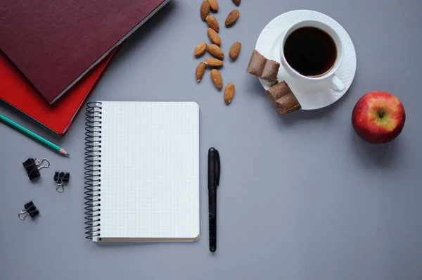 Şeyler çalışma. Eğitim arka plan. Kırtasiye, eğitim yönleri. Beyin gıda. Marker, defter, kitap, bir elma, kahve, badem ve çikolata masada.