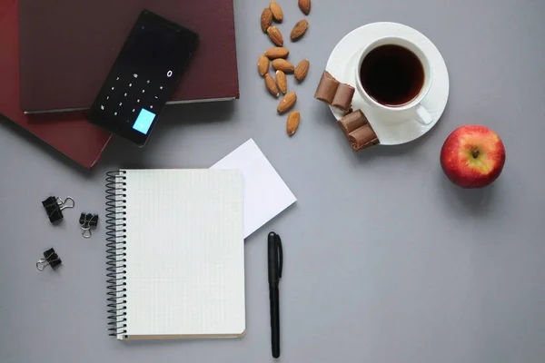Şeyler çalışma. Eğitim arka plan. İleti örneği. Eğitim yönleri. Beyin gıda. Marker, defter, kitap, açılan tabloda bir elma, kahve, badem, çikolata ve hesap makinesi uygulaması.