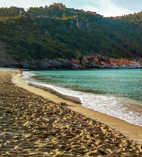 夏季海滩海岸线。美丽的蓝色大海, 山和岩石。没有人的岛屿. — 图库照片