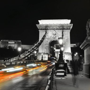 Budapeşte, Macaristan'da zinciri Brigde geceleri. Köprüde hareket.