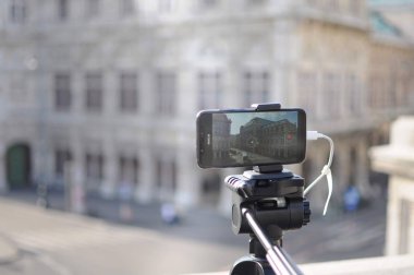 Yakın çekim smartphone almak cityscape fotoğraf ve video timelapse tripod üzerinde.