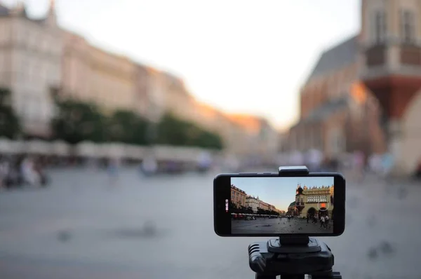 Yakın çekim smartphone almak cityscape fotoğraf ve video timelapse tripod üzerinde. 