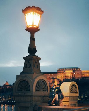 Tuna Nehri üzerinde zincir köprü gece Budapeşte, Macaristan'da kız.