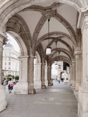 Vienna, Avusturya - 26 Eylül 2018: Devlet Opera Binası bina. Viyana Opera sütunlarla kemer