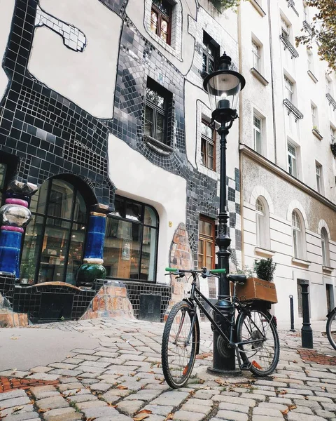 Bicicleta na rua estreita perto da lâmpada — Fotografia de Stock