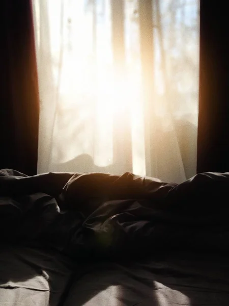 Bela luz do sol de manhã com cama bagunçada — Fotografia de Stock