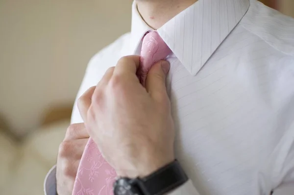 El hombre corrige su corbata — Foto de Stock