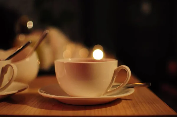 Chávena branca de chá no café. Fundo de foco suave . — Fotografia de Stock