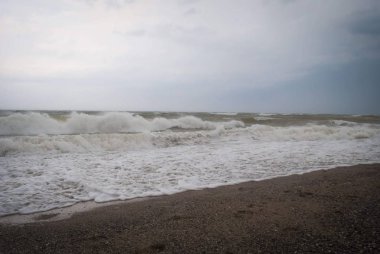 Deniz fırtınası. Thunderclouds ve dalgalar kumsalda