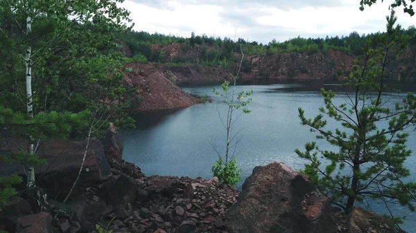 View on inactive abandoned granite quarry with beautiful blue water. — Stock Photo, Image