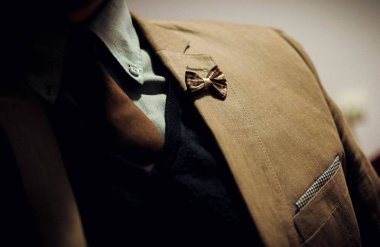 Erkek ceketinde dekoratif yay