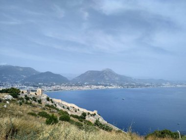 Türkiye'de deniz, kale ve dağlara bakış, Alanya.