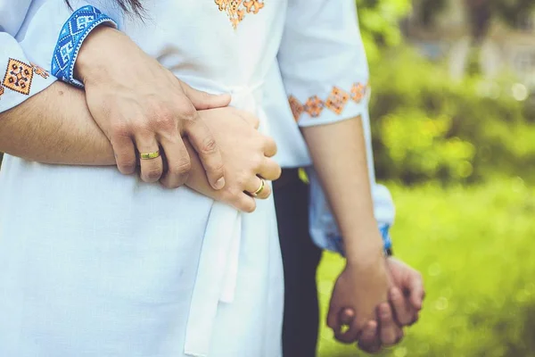 Man knuffels vrouw en holding hand in Oekraïense traditionele kleding. Geborduurde kleren door blauwe en gele kleuren — Stockfoto