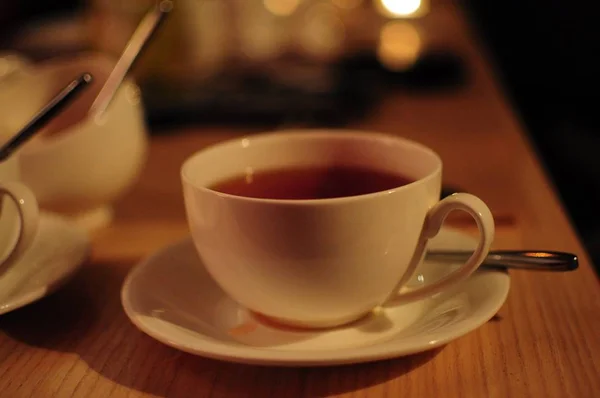 Białe filiżanka herbaty w kawiarni. Delikatne rozmycie tła. — Zdjęcie stockowe