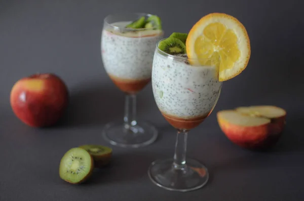 Budino di chia sano in un bicchiere con frutta fresca e miele — Foto Stock