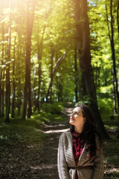 Einsame Frau genießt Zeit im Wald unter Quarantäne. Glückliches Mädchen schaut nach oben — Stockfoto