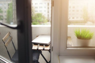 Balkonda güzel dekorasyonu olan rahat bir iş yeri. Evdeki uzak çalışma yeri.