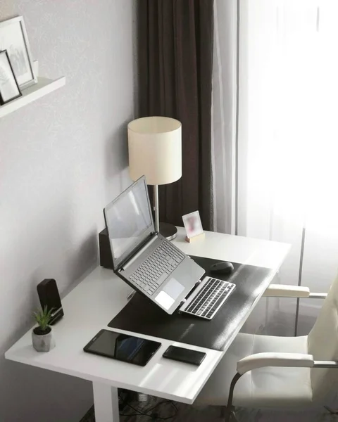 Posto di lavoro a casa con tavolo da sedersi. Lavoro remoto in luogo accogliente — Foto Stock