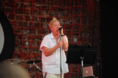 Trencin, Slovakya - 9 Temmuz 2011: Johnny Rotten sınırlı imajı (Pil, Sex Pistols ex) Pohoda Festivali ile canlı performans