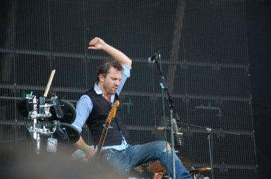 Tom şarkı ve Pohoda Festivali, Trencin, Slovakya - 8 Temmuz 2011 Deus bant ile yaşamak oynarken barmen