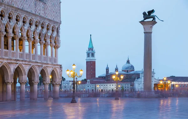 威尼斯黄昏城市景观广场圣马来 总督的宫殿 一柱的威尼斯翼狮子 船码头和圣乔治岛与大教堂和钟楼的灯光路灯 — 图库照片