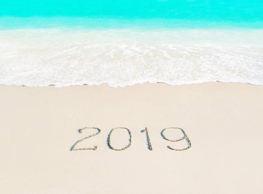 Mutlu yeni yıl 2019 seyahat etmek sezon kavramı masmavi tropikal kum plajındaki - kış tatil sıcak ülkeler arka planda