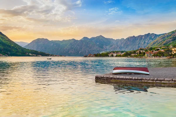 Kotor Körfezi Adriyatik Denizi Karadağ Balıkçı Tekneleri Küçük Piskoposluk Köyleri — Stok fotoğraf