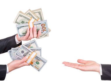 İş kadını takım elbisesiyle beyaz arka planda izole edilmiş 100 dolarlık banknotlarla boş ellere para veriyor. Kredi, rüşvet, vergi, tasarruf ve kâr için bankacılık finansal konsepti