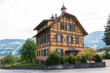 Fugen, Avusturya. 18 Ağustos 2017. Avusturya 'daki Zillertal Vadisi' nin nüfusu. Çok sayıda çiçekle süslenmiş güzel evleri olan tipik bir Tipik Tirol köyü..